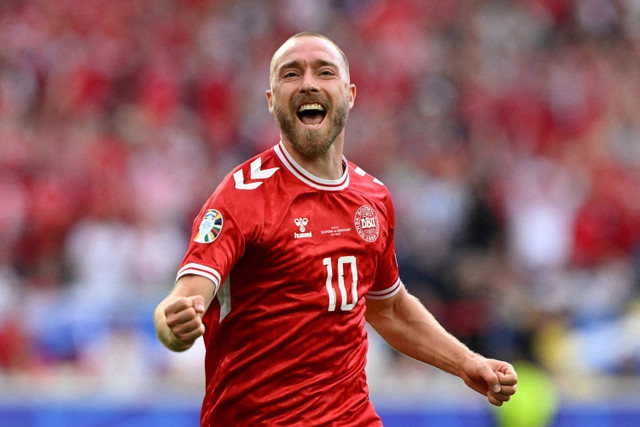 Selebrasi pemain Timnas Denmark Christian Eriksen usai mencetak gol ke gawang Slovenia pada pertandingan Grup C Piala Eropa 2024 di Stuttgart Arena, Stuttgart, Jerman, Minggu (16/6/2024). Foto: Angelika Warmuth/ REUTERS