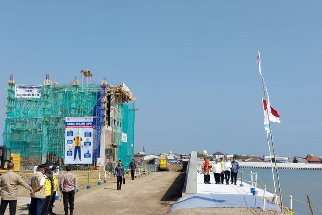 Presiden Joko Widodo meninjau proyek penataan Kampung Nelayan Tambaklorok, Semarang, Senin (17/6/2024). Foto: Dok. Istimewa