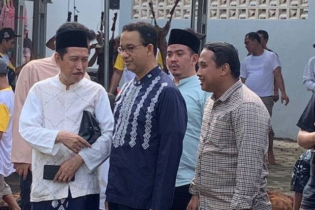 Anies Baswedan (tengah) melihat pemotongan hewan kurban Idul Adha 1445 H di Masjid Babul Khoirot, Jakarta, Senin (17/6/2024). Foto: Paulina Herasmaranindar/kumparan