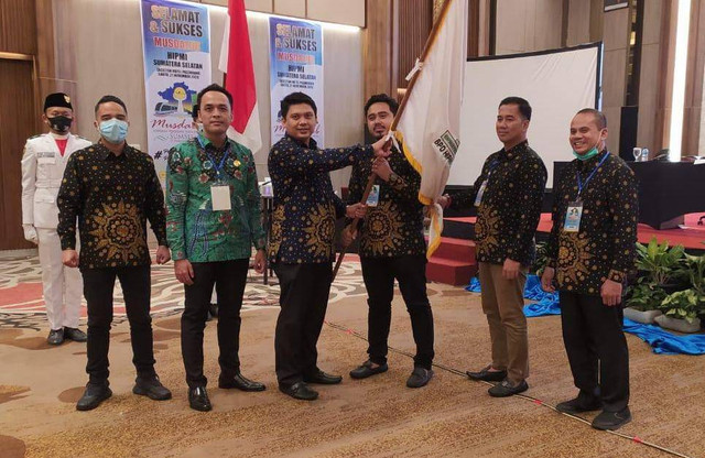 Ketua BPC HIPMI kota Pagaralam Brando (Batik Hijau)