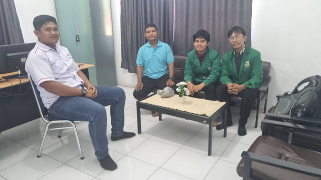 Tim PKM Riset Eksakta UNAND 2024, Ac15Inhibitor yang diketuai oleh Adam Hidayat (Mahasiswa Kimia UNAND) melakukan Diskusi Internal dengan pihak PT. Sawit. 