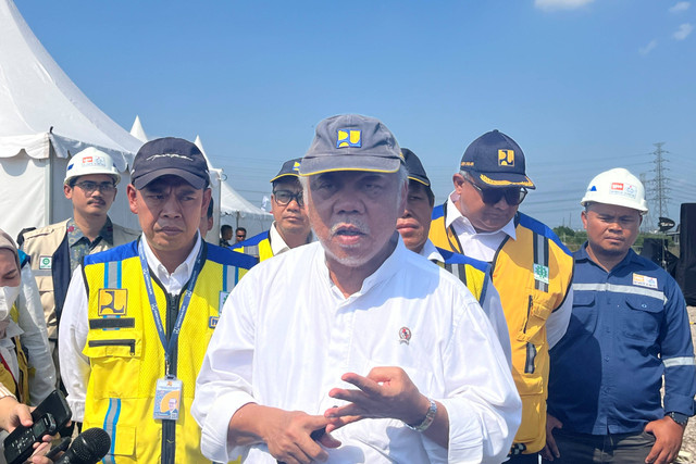 Menteri PUPR Basuki Hadimuljono saat mendampingi Presiden Joko Widodo meninjau  proyek penataan kampung nelayan Tambaklorok, Semarang, Senin (17/6/2024). Foto: Intan Alliva Khansa/kumparan