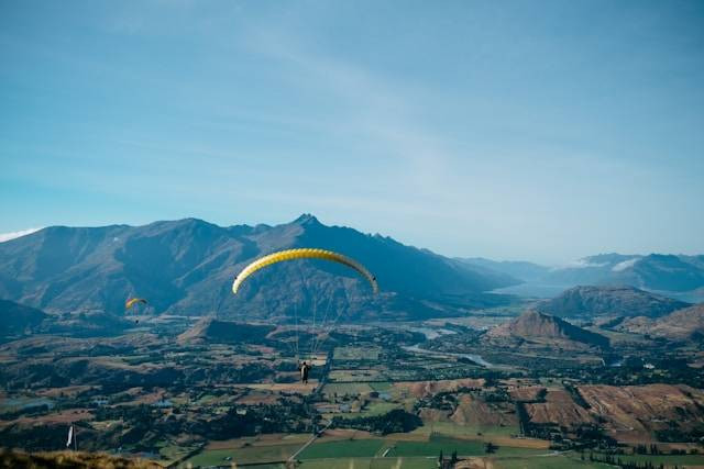 Wisata paralayang Batu. Foto hanya ilustrasi, bukan tempat yang sebenarnya. Sumber: Unsplash/Pablo Heimplatz