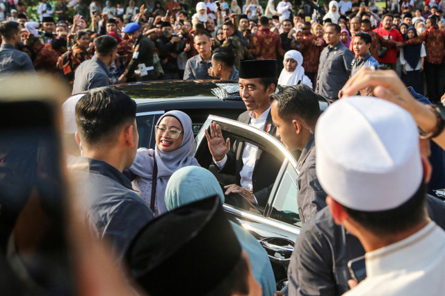 Presiden Joko Widodo (tengah) berswafoto dengan warga usai melaksanakan Salat Idul Adha 1445 di Simpang Lima, Semarang, Jawa Tengah, Senin (17/6/2024). Foto: Makna Zaezar/ANTARA FOTO