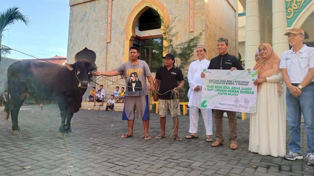 Penyerahan hewan kurban dari PT Pegadaian Kanwil V Manado yang diterima oleh Baznas Provinsi Sulawesi Utara.