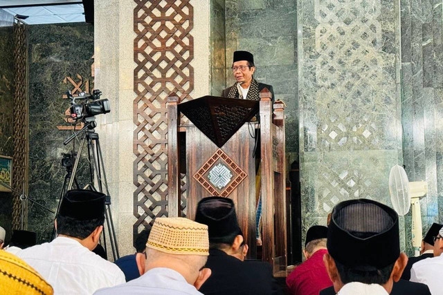 Eks Menko Polhukam Mahfud MD menjadi khatib Salat Idul Adha 1445 H di Masjid Al Markaz Al Islami, Makassar, Sulawesi Selatan, Senin (17/6/2024). Foto: Dok. Istimewa