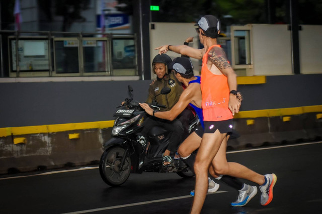 Foto milik fotografer Roni Asnan yang menangkap aksi pejambret yang meledek saat diteriaki maling di CFD, Minggu (16/6/2024). Foto: Instagram/@asnanfoto