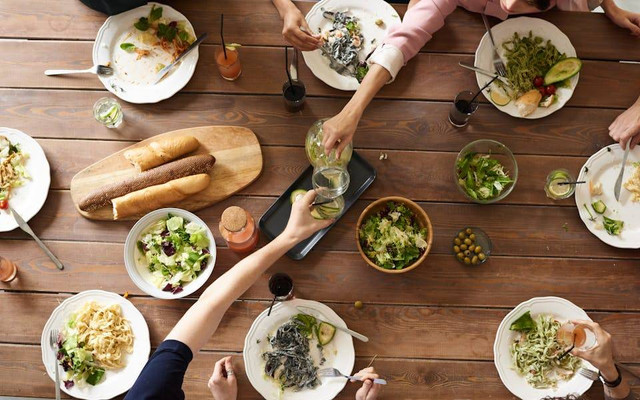 Ilustrasi cara tradisi makan bajamba. Sumber: fauxels/pexels.com