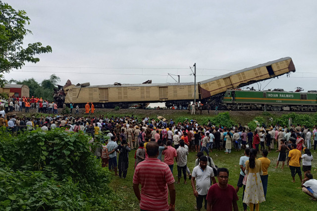 Warga melihat lokasi tabrakan antara kereta penumpang ekspres dan kereta barang di Nirmaljote di negara bagian Bangal Barat, India, Senin (17/6/2024). Foto: Diptendu DUTTA / AFP