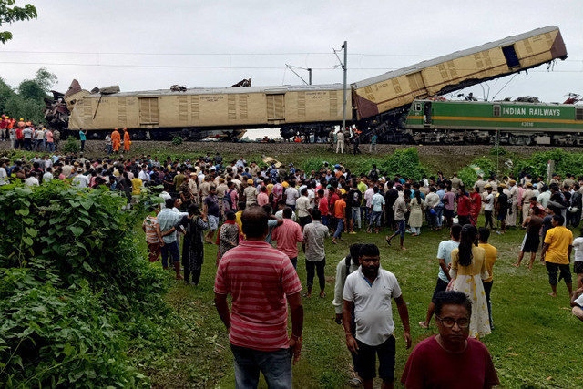 Warga melihat lokasi tabrakan antara kereta penumpang ekspres dan kereta barang di Nirmaljote di negara bagian Bangal Barat, India, Senin (17/6/2024). Foto: Diptendu DUTTA / AFP