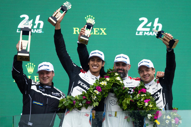 Sean Gelael (kedua dari kiri) bersama Darren Leung (ketiga dari kiri) dan Augusto Farfus (kanan) dari Team WRT 31 raih posisi kedua dalam race of 24 hours Le Mans di Circuit de la Sharte, Prancis, Minggu (16/6/2024). Foto: Dok. Pertamina