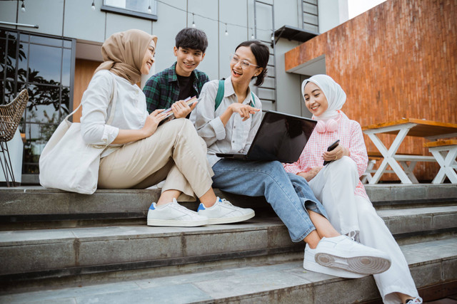 Ilustrasi bayar kuliah pakai BRImo. Foto : Shutterstock