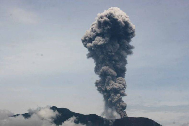 Penampakan erupsi Gunung Marapi Sumatera Barat beberapa waktu lalu kembali alami erupsi, Minggu (16/6/2024). Foto: Altas Maulana/ANTARA FOTO