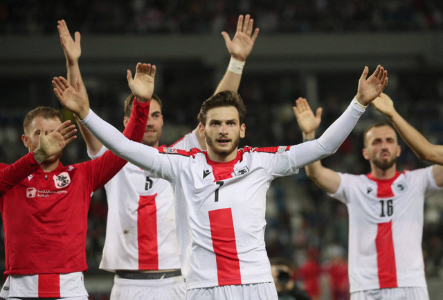 Khvicha Kvaratskhelia dari Georgia melakukan selebrasi setelah pertandingan dengan rekan setimnya Foto: IRAKLI GEDENIDZE/REUTERS