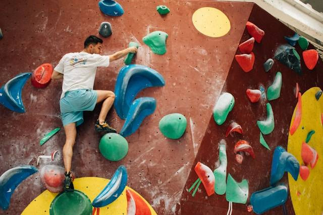 Ilustrasi Apa Itu Boulder dalam Panjat Tebing. Foto: dok. Unsplash/Tofan Teodor