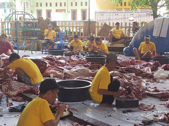 Panitia bergotong royong memotong daging kurban/foto:fath