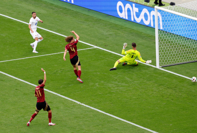 Ivan Schranz dari Slovakia mencetak gol pertama mereka pada laga Piala Eropa 2024 antara Belgia melawan Slovakia di Frankfurt Arena, Jerman (17/6/2024). Foto: Heiko Becker/REUTERS 