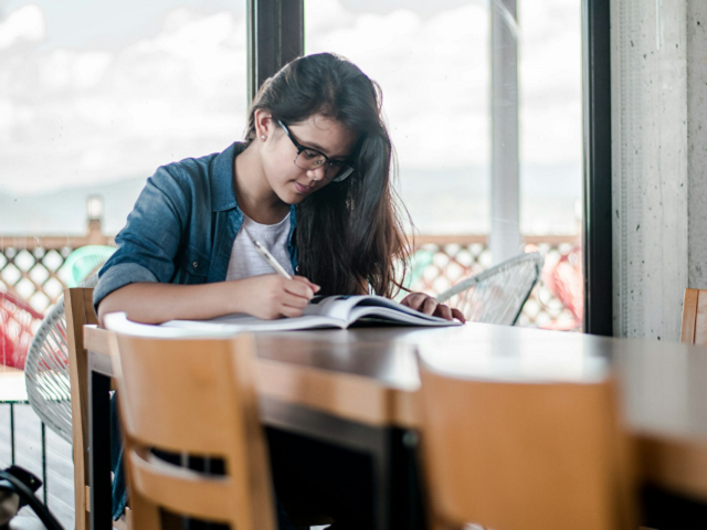 Ilustrasi apa itu SKS kuliah. Sumber: unsplash.com/KyleGregoryDevaras.