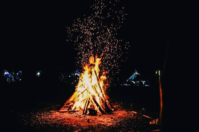 Ilustrasi susunan acara api unggun. sumber: Pexels/Min An