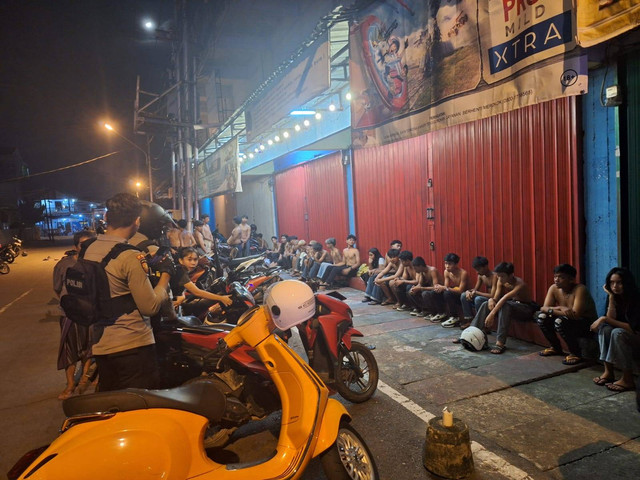 65 anak saat diamankan Polresta Pontianak. Diduga hendak tawuran, polisi amankan puluhan anak geng di Pontianak saat malam takbiran. Foto: Dok. Polresta Pontianak