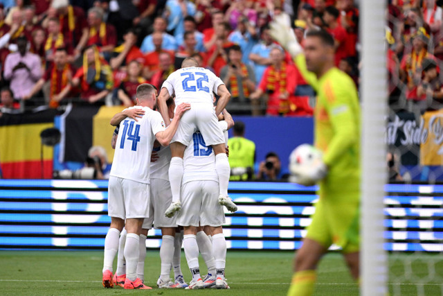 Selebrasi pemain Timnas Slovakia usai mencetak gol ke gawang Timnas Belgia pada pertandingan Grup E Piala Eropa 2024 di Frankfurt Arena, Frankfurt, Jerman, Senin (17/6/2024).  Foto: Kirill KUDRYAVTSEV / AFP