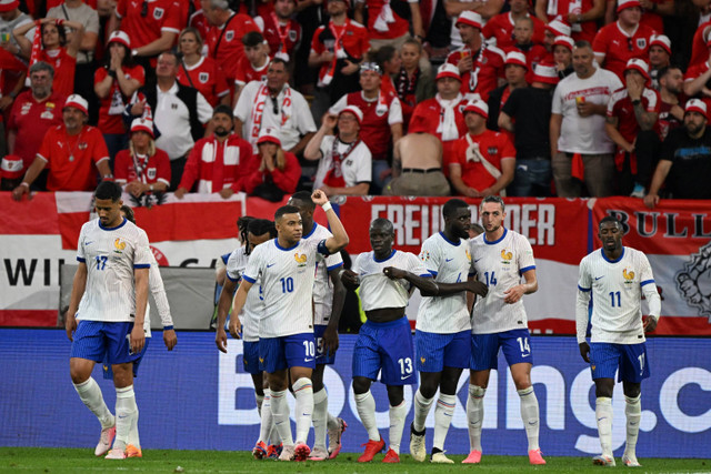 Selebrasi pemain Timnas Prancis usai mencetak gol ke gawang Timnas Austria pada pertandingan Grup D Piala Eropa 2024 di Duesseldorf Arena, Duesseldorf, Jerman, Senin (17/6/2024). Foto: PATRICIA DE MELO MOREIRA / AFP