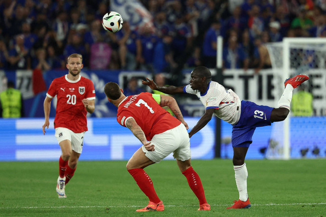 Pemain Timnas Prancis N'Golo Kante megontrol bola saat melawan Timnas Austria pada pertandingan Grup D Piala Eropa 2024 di Duesseldorf Arena, Duesseldorf, Jerman, Senin (17/6/2024). Foto: FRANCK FIFE / AFP