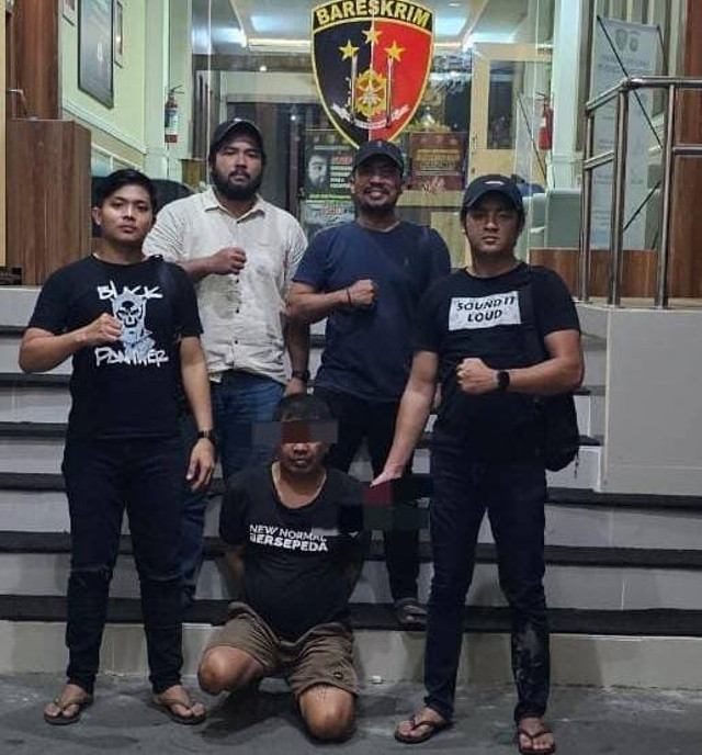 Pelaku saat diamankan di Polda Kalbar. Residivis di Pontianak ambil cucian di laundry dengan menodongkan pistol dan mengaku sebagai polisi. Foto: Dok. Polda Kalbar