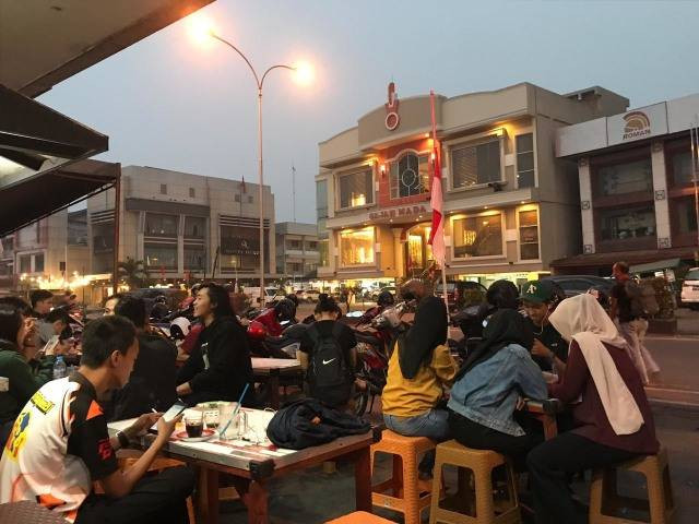 Satu di antara warkop di pinggir jalan Pontianak. Foto: Dok. Hi!Pontianak