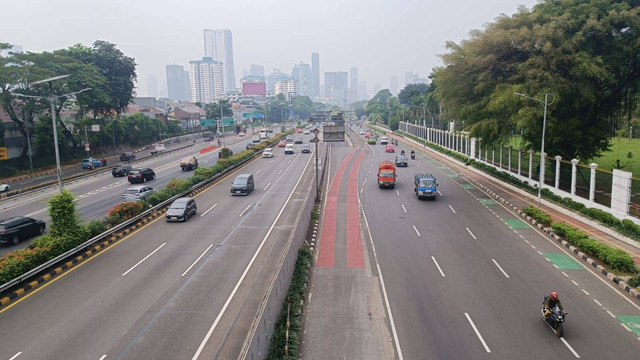 Kondisi lalu lintas di Jalan Gatot Soebroto, Jakarta, Selasa (18/6/2024). Foto: Fadlan Nuril Fahmi/kumparan