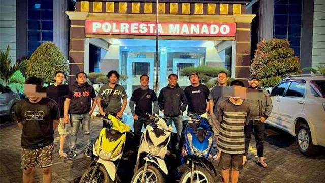 Dua orang pelaku pencurian motor beserta 3 sepeda motor hasil curian saat diamankan polisi di Manado, Sulawesi Utara. (foto: dok polresta manado)