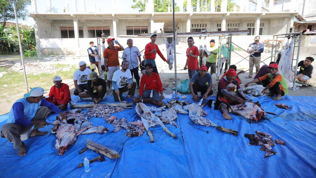 Para pekerja Lapangan Banyu Urip saat menjadi relawan kurban di desa-desa sekitar Lapangan Minyak Banyu Urip dan Kedung Keris, Bojonegoro. (Aset: Istimewa)