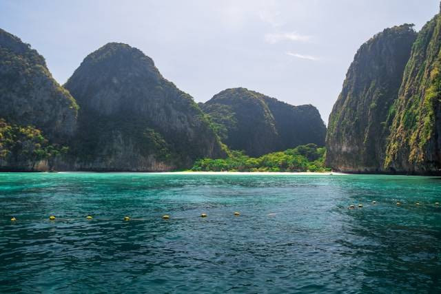 Maya Bay Phi Phi Island. Sumber: Unsplash/Ivan Nedelchev