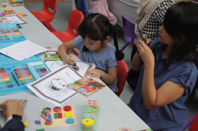 Anak-anak bermain di playground di tengah acara kumparan Hangout. Foto: kumparan