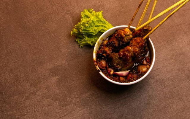 Sate kikil di Bandung,. Foto hanyalah ilustrasi bukan tempat sebenarnya. Sumber: Unsplash/Ali Burhan