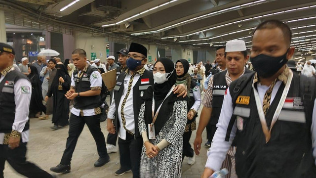 Menteri Agama (Menag) Yaqut Cholil Qoumas bersiap melontar jumrah di Mina, Selasa (18/6/2024). Foto: MCH 2024