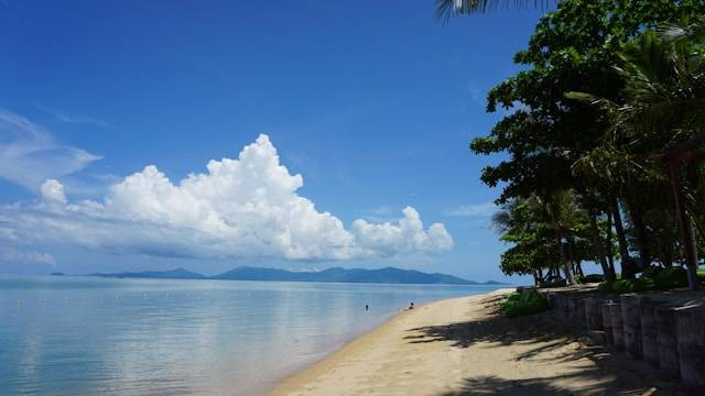 Lamai Beach Koh Samui. Foto hanyalah ilustrasi, bukan tempat yang sebenarnya. Sumber: Unsplash/Alexander Huang