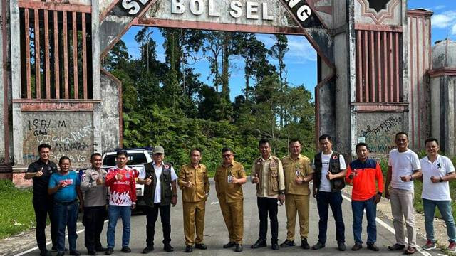 Penjabat Bupati Sitaro Joi Eltiano B Oroh bersama sejumlah pimpinan OPD saat meninjau lokasi relokasi warga Pulau Ruang di Kabupaten Bolsel beberapa waktu lalu.