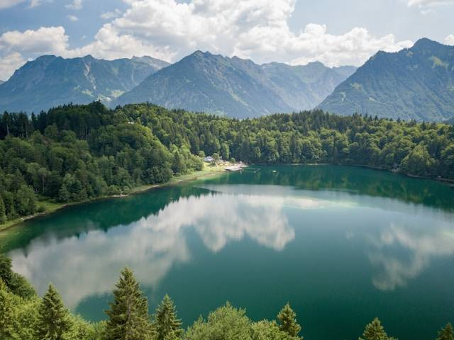 Daya Tarik dan Lokasi Danau Quarry Jayamix. Foto hanya ilustrasi bukan tempat sebenarnya. Sumber foto: Unsplash.com/dirk von loen-wagner