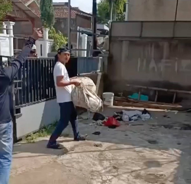 Salah satu warga yang aksi membawa sampah ke rumah pembuang sampah sembarangan. Dok: TikTok @Zenkprayudan