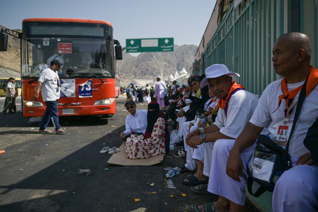 Jemaah haji Indonesia menunggu bus untuk kembali ke hotel di Mina, Makkah, Arab Saudi, Selasa (18/6/2024). Foto: Sigid Kurniawan/ANTARA FOTO 