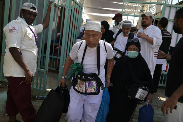 Jemaah haji Indonesia menuju bus untuk kembali ke hotel di Mina, Makkah, Arab Saudi, Selasa (18/6/2024). Foto: Sigid Kurniawan/ANTARA FOTO 