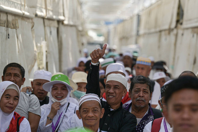 Jemaah haji Indonesia menunggu bus untuk kembali ke hotel di Mina, Makkah, Arab Saudi, Selasa (18/6/2024). Foto: Sigid Kurniawan/ANTARA FOTO 