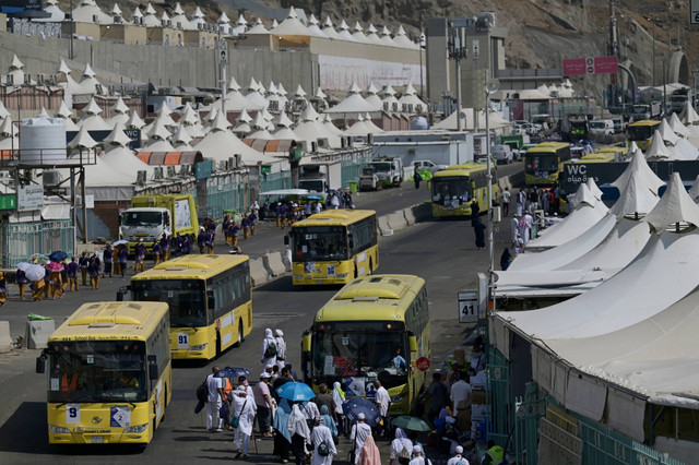 Sejumlah bus yang membawa jemaah haji Indonesia melintas menuju Makkah di Mina, Makkah, Arab Saudi, Selasa (18/6/2024). Foto: Sigid Kurniawan/ANTARA FOTO 