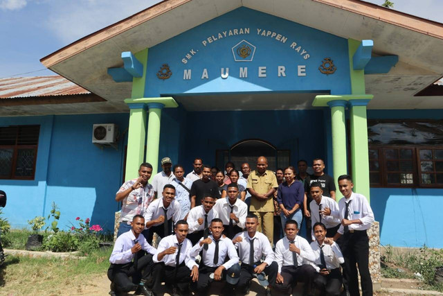 Keterangan foto: Pose bersama para taruna yang akan berangkat mengikuti pemagangan, pihak sekolah, yayasan dan orang tua di halaman SMK Pelayaran Yapen Rays Maumere, Selasa (18/6/2024).