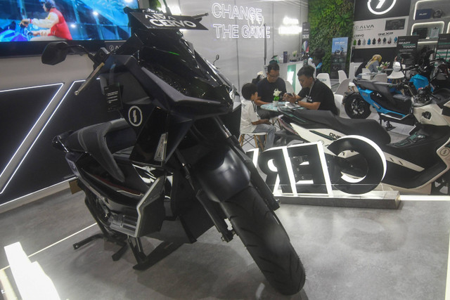 Petugas memberikan informasi kepada pengunjung terkait produk sepeda motor listrik yang dipasarkan di salah satu stan Jakarta Fair 2024 di JIEXpo Kemayoran, Jakarta, Selasa (18/6/2024). Foto: Aditya Pradana Putra/ANTARA FOTO