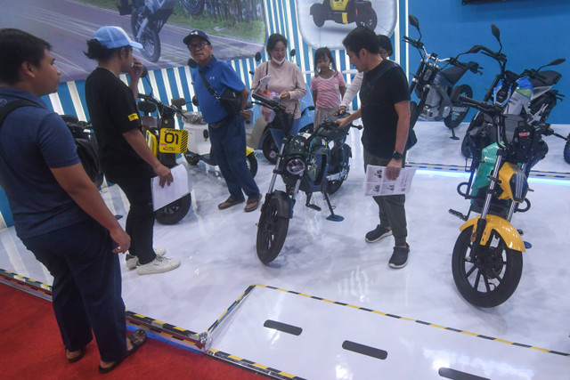 Sejumlah pengunjung mengamati produk sepeda motor listrik yang dipasarkan di salah satu stan Jakarta Fair 2024 di JIEXpo Kemayoran, Jakarta, Selasa (18/6/2024). Foto: Aditya Pradana Putra/ANTARA FOTO