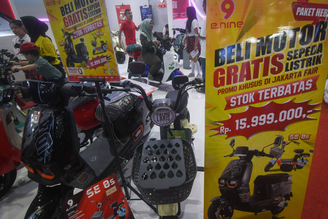 Sejumlah pengunjung mencoba produk sepeda motor listrik yang dipasarkan di salah satu stan Jakarta Fair 2024 di JIEXpo Kemayoran, Jakarta, Selasa (18/6/2024). Foto: Aditya Pradana Putra/ANTARA FOTO