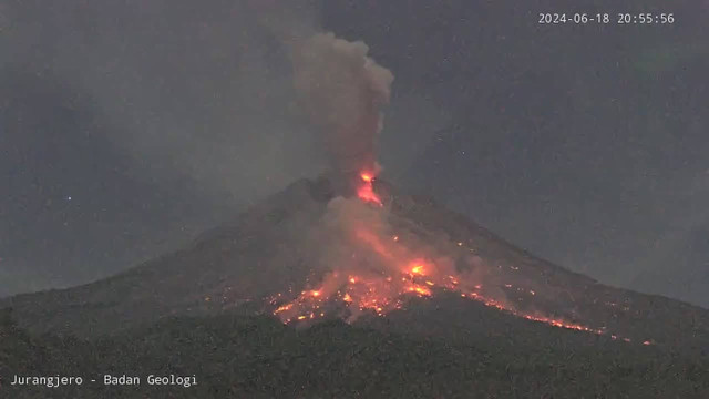 Awan panas guguran di Gunung Merapi pada Selasa (18/6/2024) malam.  Foto: Dok. BPPTKG