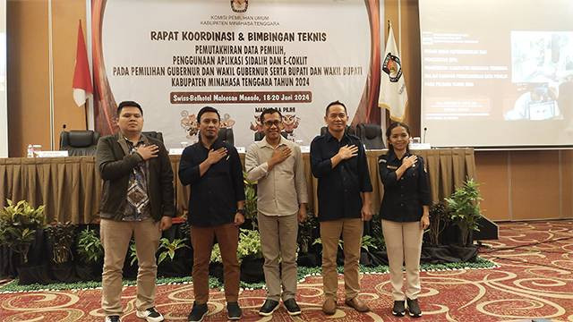 Kepala Dinas Dukcapil Minahasa Tenggara (Mitra), Piether Owu (tengah) berfoto bersama dengan komisioner KPU Mitra selepas pembukaan Rapat Koordinasi terkait Pemutakhiran data pemilih untuk Pilkada 2024.